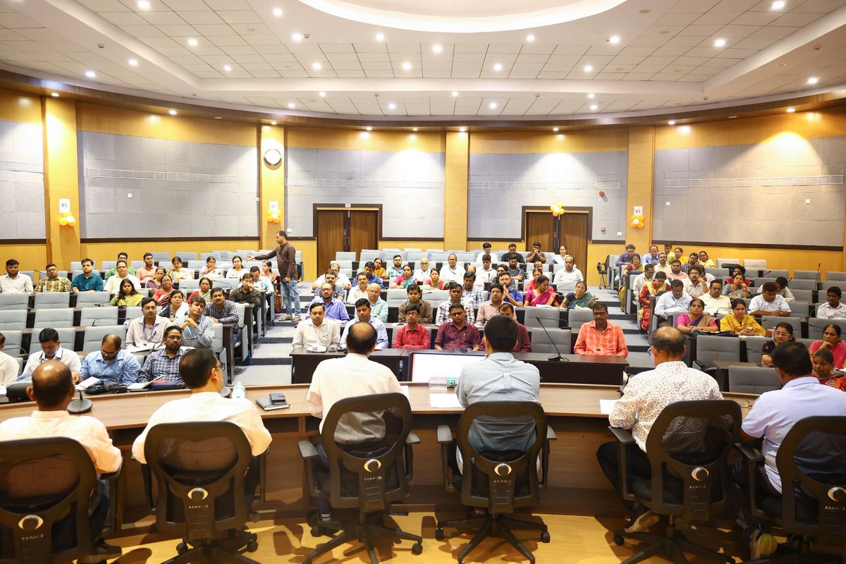 ଆଜି ଜିଲ୍ଲାପାଳ, ଗଞ୍ଜାମଙ୍କ ଅଧ୍ୟକ୍ଷତାରେ ଜିଲ୍ଲା ସ୍ତରୀୟ ପ୍ରଜନନ, ମାତୃ, ନବଜାତ, ଶିଶୁ ଓ କିଶୋର ସ୍ୱାସ୍ଥ୍ୟ (RMNCH+A), ସମନ୍ବିତ ଶିଶୁ ବିକାଶ ସେବା (ICDS), ଶିକ୍ଷା ଓ ରାଷ୍ଟ୍ରୀୟ ସ୍ୱାସ୍ଥ୍ୟ ମିଶନ୍ (NHM) ଅଧୀନସ୍ଥ ବିଭିନ୍ନ ଆରୋଗ୍ୟ କାର୍ଯ୍ୟକ୍ରମ ସମ୍ବନ୍ଧୀୟ ସମନ୍ୱୟ ବୈଠକ ଆୟୋଜିତ ହୋଇଥିଲା। ଏହି ବୈଠକରେ ସମସ୍ତ ବିଭାଗୀୟ