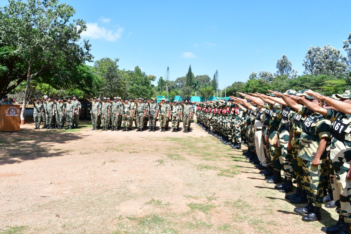 stcbsfbangalore's tweet image. Shri Dinesh Kumar Yadav, IPS, IG, STC BSF Bangalore administered the National Unity Day pledge to BSF personnel @stcbsfbangalore on the birth anniversary of the Iron Man of India, Sardar Vallabhbhai Patel.
@BSF_India 
@BSF_ANO_Command
