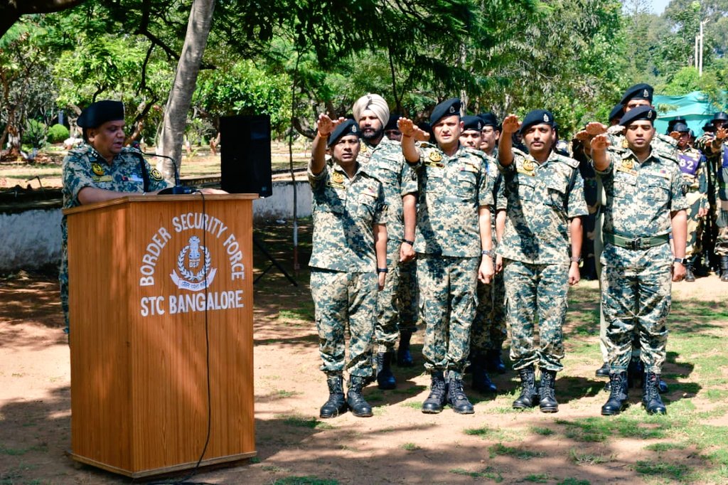 stcbsfbangalore's tweet image. Shri Dinesh Kumar Yadav, IPS, IG, STC BSF Bangalore administered the National Unity Day pledge to BSF personnel @stcbsfbangalore on the birth anniversary of the Iron Man of India, Sardar Vallabhbhai Patel.
@BSF_India 
@BSF_ANO_Command