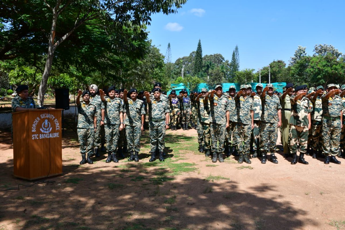 stcbsfbangalore's tweet image. Shri Dinesh Kumar Yadav, IPS, IG, STC BSF Bangalore administered the National Unity Day pledge to BSF personnel @stcbsfbangalore on the birth anniversary of the Iron Man of India, Sardar Vallabhbhai Patel.
@BSF_India 
@BSF_ANO_Command