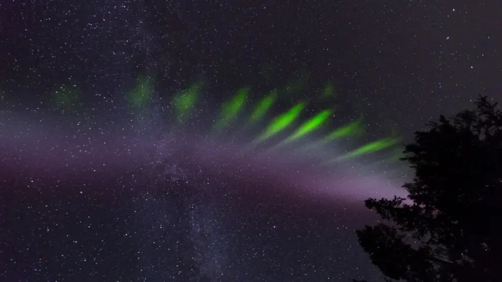 TheWatchers_'s tweet image. Rare fragmented auroras and picket fence structures observed together, challenging long-held latitude boundary assumptions watchers.news/epicenter/rare… #fragmentedaurora #picketfence #STEVE #ionosphere