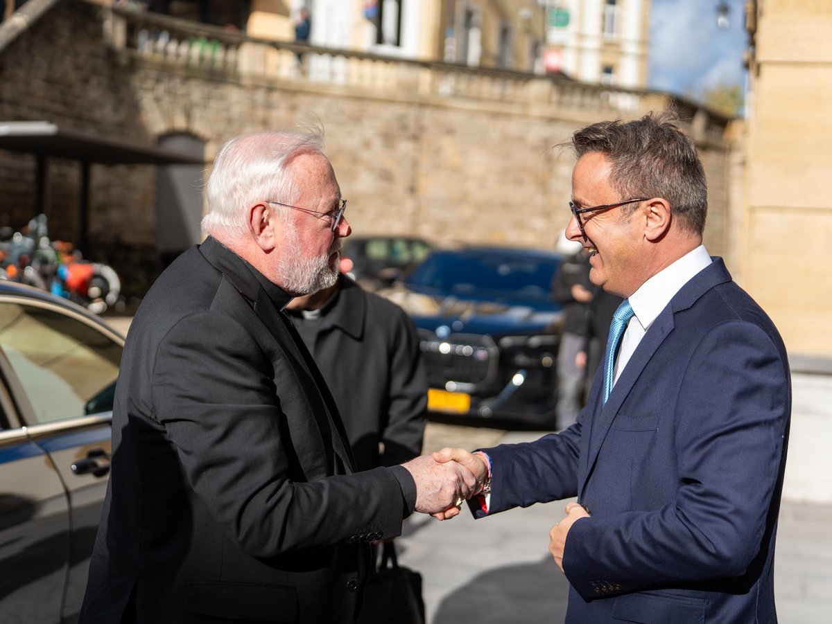 Xavier_Bettel's tweet photo. Heureux de rencontrer Mgr Paul R. Gallagher, Secrétaire pour les Relations avec les États du Saint-Siège, en présence de @Jean_Asselborn pour un échange constructif sur les liens entre le Luxembourg et le Saint-Siège. 🇱🇺🤝🇻🇦 https://t.co/8mqehKEBog