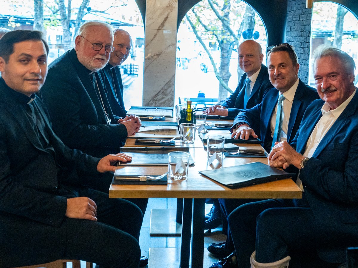 Xavier_Bettel's tweet photo. Heureux de rencontrer Mgr Paul R. Gallagher, Secrétaire pour les Relations avec les États du Saint-Siège, en présence de @Jean_Asselborn pour un échange constructif sur les liens entre le Luxembourg et le Saint-Siège. 🇱🇺🤝🇻🇦 https://t.co/8mqehKEBog