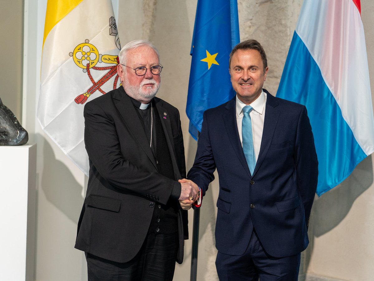 Xavier_Bettel's tweet photo. Heureux de rencontrer Mgr Paul R. Gallagher, Secrétaire pour les Relations avec les États du Saint-Siège, en présence de @Jean_Asselborn pour un échange constructif sur les liens entre le Luxembourg et le Saint-Siège. 🇱🇺🤝🇻🇦 https://t.co/8mqehKEBog