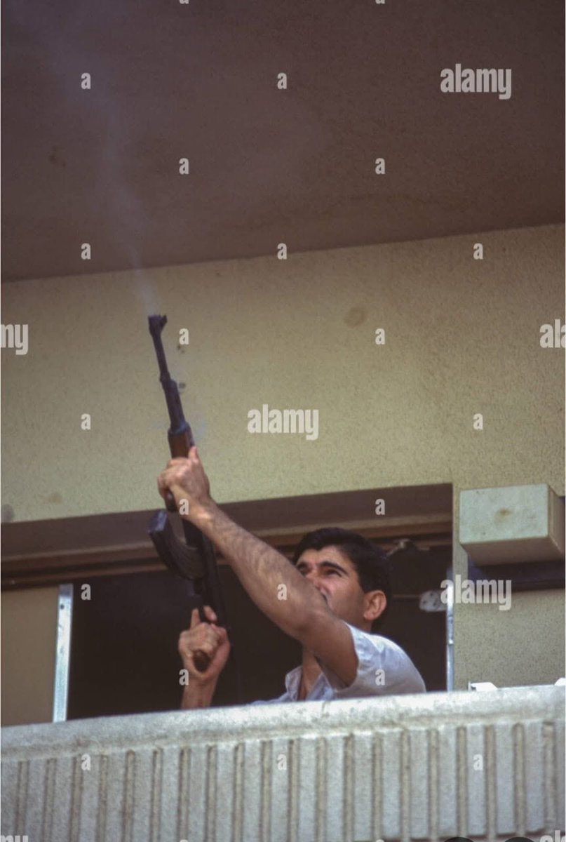 kldkmlldyn1's tweet image. احتفالات البعثيين الساكنين في مجمع الصالحية وسط بغداد عن طريق إطلاق النار بالهواء بمناسبة حصول صدام حسين على 99.9 من الأصوات بنعم للتجديد له بمنصب الرئاسة لمدة سبع سنوات في الاستفتاء في 16 تشرين الأول أكتوبر 1995
راقب الوجوه