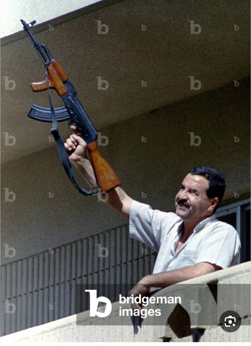 kldkmlldyn1's tweet image. احتفالات البعثيين الساكنين في مجمع الصالحية وسط بغداد عن طريق إطلاق النار بالهواء بمناسبة حصول صدام حسين على 99.9 من الأصوات بنعم للتجديد له بمنصب الرئاسة لمدة سبع سنوات في الاستفتاء في 16 تشرين الأول أكتوبر 1995
راقب الوجوه