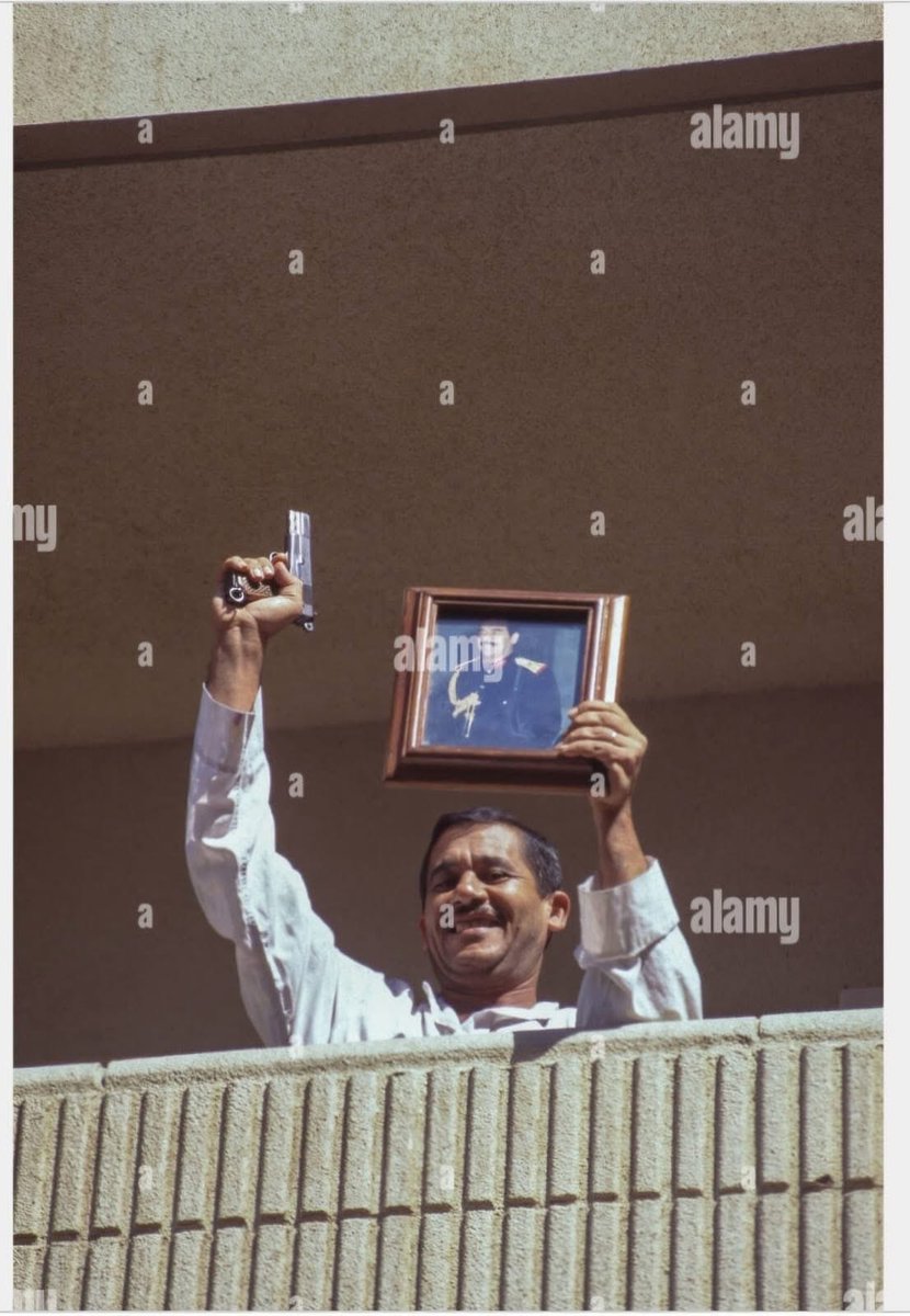 kldkmlldyn1's tweet image. احتفالات البعثيين الساكنين في مجمع الصالحية وسط بغداد عن طريق إطلاق النار بالهواء بمناسبة حصول صدام حسين على 99.9 من الأصوات بنعم للتجديد له بمنصب الرئاسة لمدة سبع سنوات في الاستفتاء في 16 تشرين الأول أكتوبر 1995
راقب الوجوه