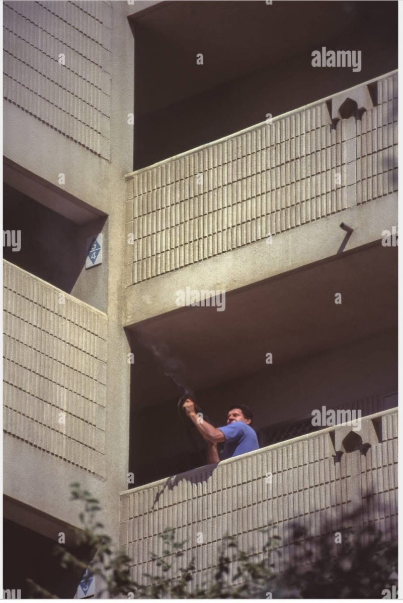 kldkmlldyn1's tweet image. احتفالات البعثيين الساكنين في مجمع الصالحية وسط بغداد عن طريق إطلاق النار بالهواء بمناسبة حصول صدام حسين على 99.9 من الأصوات بنعم للتجديد له بمنصب الرئاسة لمدة سبع سنوات في الاستفتاء في 16 تشرين الأول أكتوبر 1995
راقب الوجوه