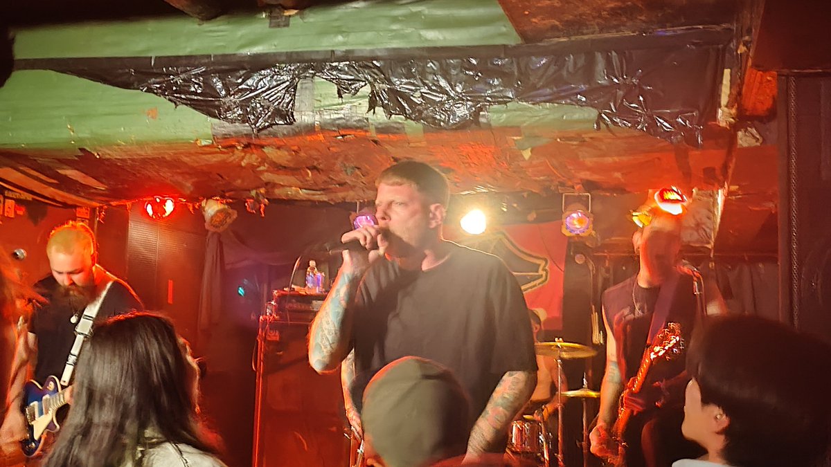 aktskm's tweet image. Polar at 初台Wall 
Black daysから10年、やっと観れた！
バンド力が桁違い！
でかいフェスもだけど、地道な小箱をこなしてきた客を誘導するステージがハンパない！Real true HC！
ずっとシンガロングで喉痛い。

ほんと行ける人はまだチャンスある！
@PolarUK @rnrtoursjp #polaruk