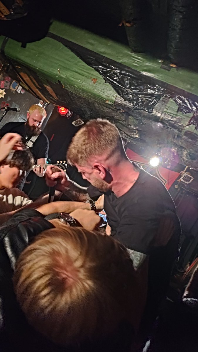 aktskm's tweet image. Polar at 初台Wall 
Black daysから10年、やっと観れた！
バンド力が桁違い！
でかいフェスもだけど、地道な小箱をこなしてきた客を誘導するステージがハンパない！Real true HC！
ずっとシンガロングで喉痛い。

ほんと行ける人はまだチャンスある！
@PolarUK @rnrtoursjp #polaruk