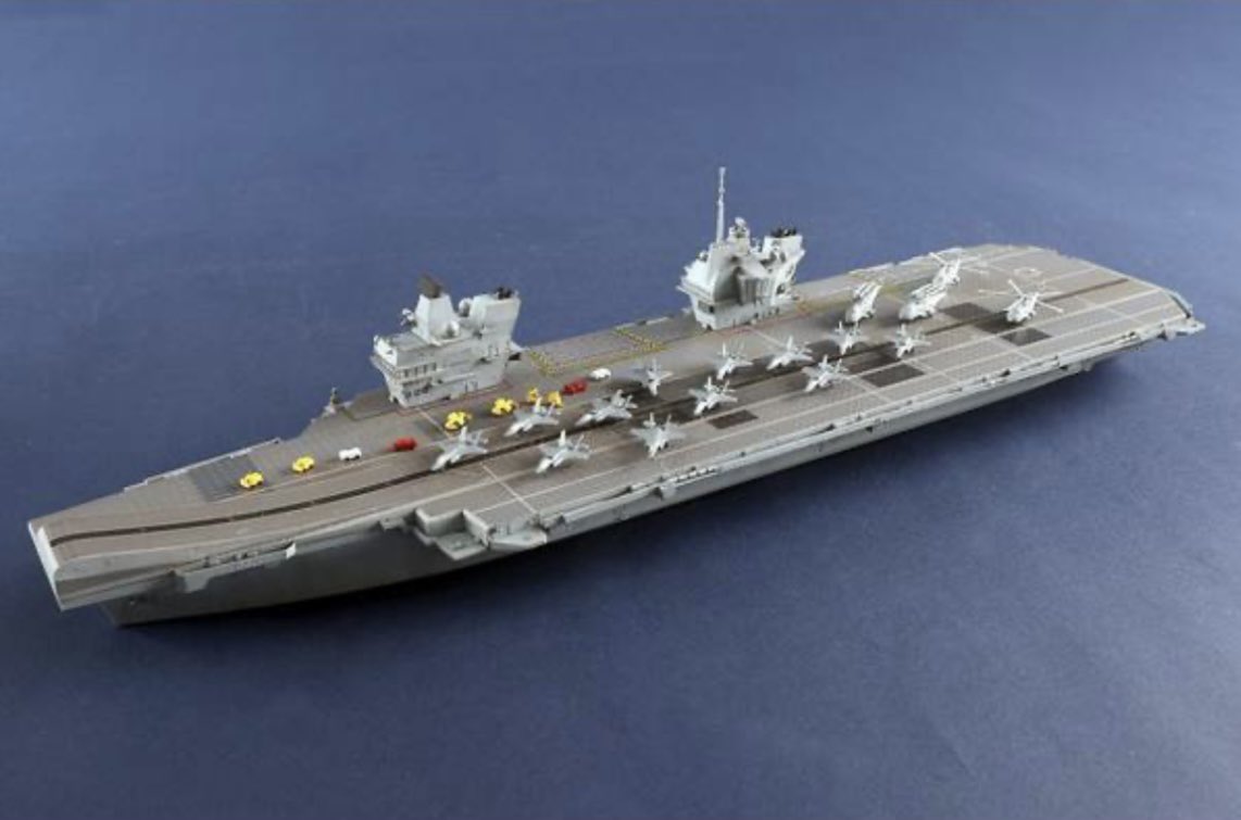 IQ7FL6ZAp0Ck22Q's tweet image. トランペッターのクイーンエリザベス
エッチングパーツとかも付いているようですね
プリンスオブウェールズも来ましたし、かなりタイムリーですね
ホビーサーチ/ポストホビー等で予約は見ましたがAmazonでも売るのかな?
フォード級や福建など、最近は空母が熱いですねー😊