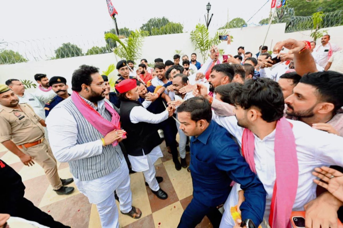 yadav_aaman's tweet photo. हाथी घोड़े तोप तलवारें फौज तेरी सारी है 
पर जंजीर में जकड़ा एक शेर मेरा अब भी सब पर भारी है !!
@yadavakhilesh @samajwadiparty @mediacellsp @Anchalyadav007 @sonker_ragini https://t.co/YV86NiRJMS