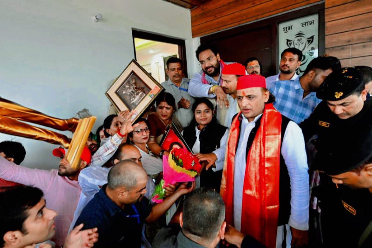 yadav_aaman's tweet photo. हाथी घोड़े तोप तलवारें फौज तेरी सारी है 
पर जंजीर में जकड़ा एक शेर मेरा अब भी सब पर भारी है !!
@yadavakhilesh @samajwadiparty @mediacellsp @Anchalyadav007 @sonker_ragini https://t.co/YV86NiRJMS