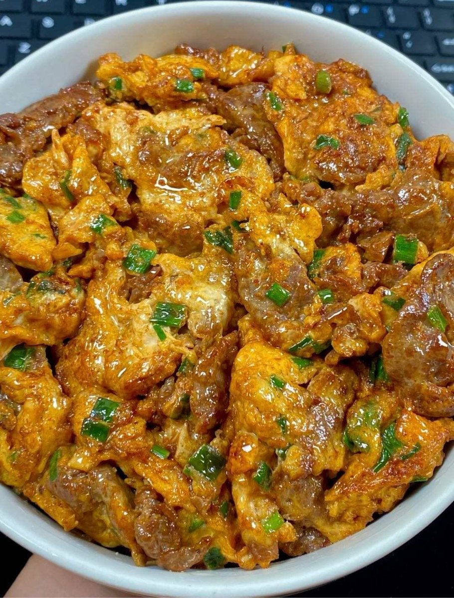 这玩意谁发明的啊……真的巨好吃！！
我妈做的牛肉炒鸡蛋真的绝了，超级香😜
嫩滑多汁的牛肉+金黄蓬松的鸡蛋，每一口下去都满嘴香，配点米饭🍚好吃到舔手指！口感滑嫩，葱香味浓郁，小朋友们都抢着吃，直接光盘行动！姐妹们快来试试吧！