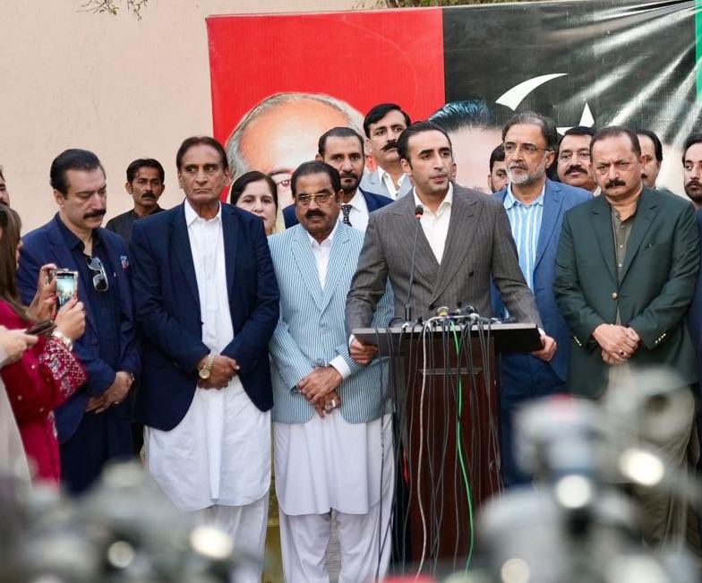LatifAkbarAJK's tweet image. Bilawal Bhutto Zardari Chairman PPP addressing Press Conference  after meeting with PPP AJK Parliamentary Party at Zardari Hs Islamabad.🇱🇾