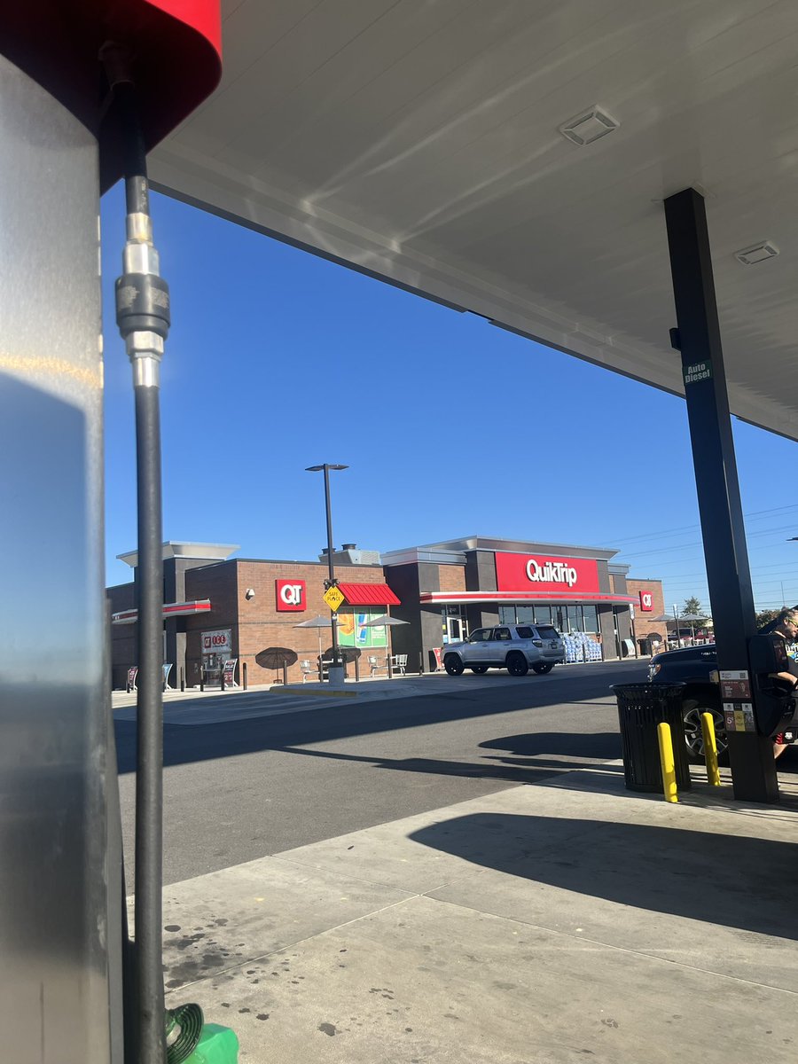 urhomeforcfb's tweet photo. @JoshPateCFB isn’t lying about the cold brew on tap @QuikTrip. Needed it on the way to The World’s Largest Outdoor Cocktail Party (known by no other name) https://t.co/0m9A7COxtD