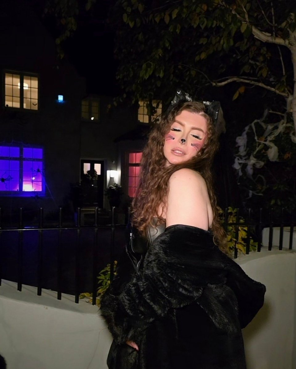 One meow away from trouble 😏🐈‍⬛
#Halloween2025 #London #blackcat #HalloweenVibes #HalloweenCostume