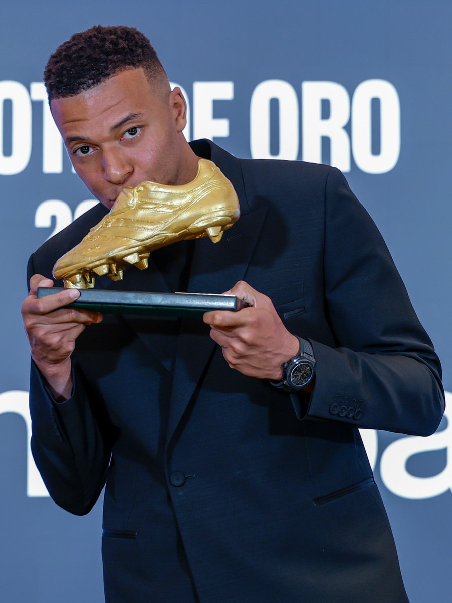 realmadridfra's tweet photo. 😘👟✨
👉 @KMbappe https://t.co/rmtd3vqNQu