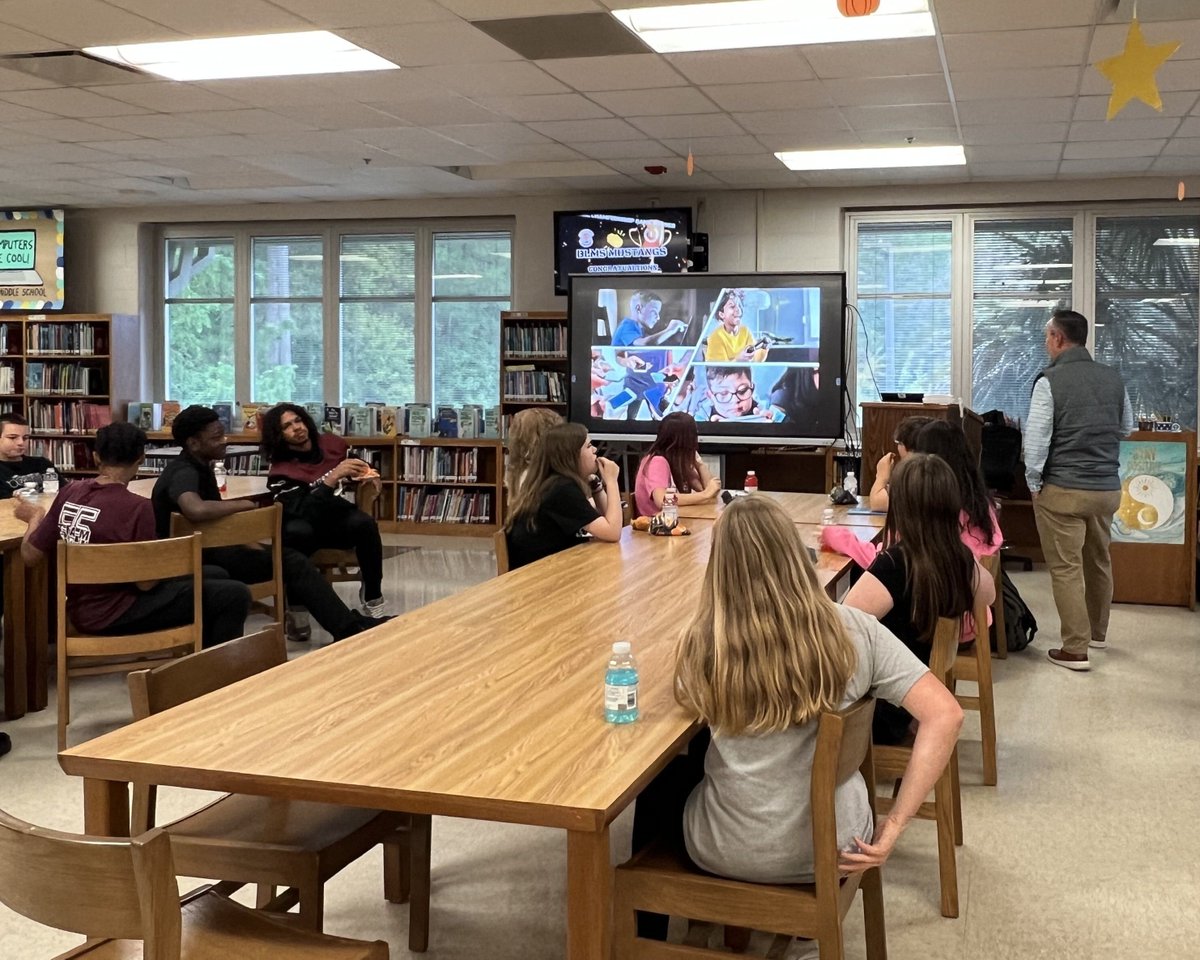 blufftonmiddle's tweet image. This week, some of the 8th grade students had the opportunity to learn more about working at Sparklight, thanks our Career Cafe guest speaker, Benny Mullins.