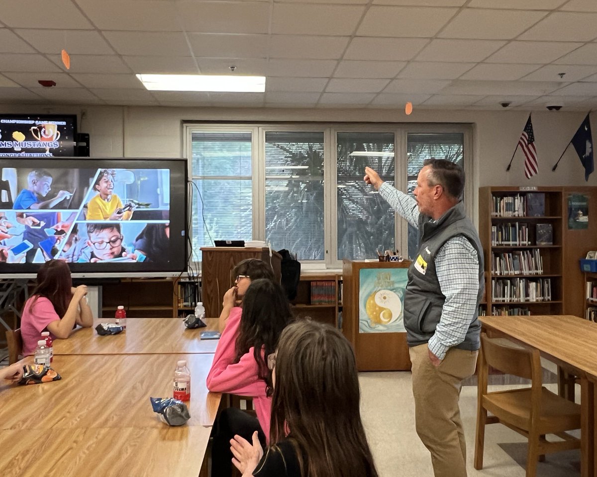 blufftonmiddle's tweet image. This week, some of the 8th grade students had the opportunity to learn more about working at Sparklight, thanks our Career Cafe guest speaker, Benny Mullins.