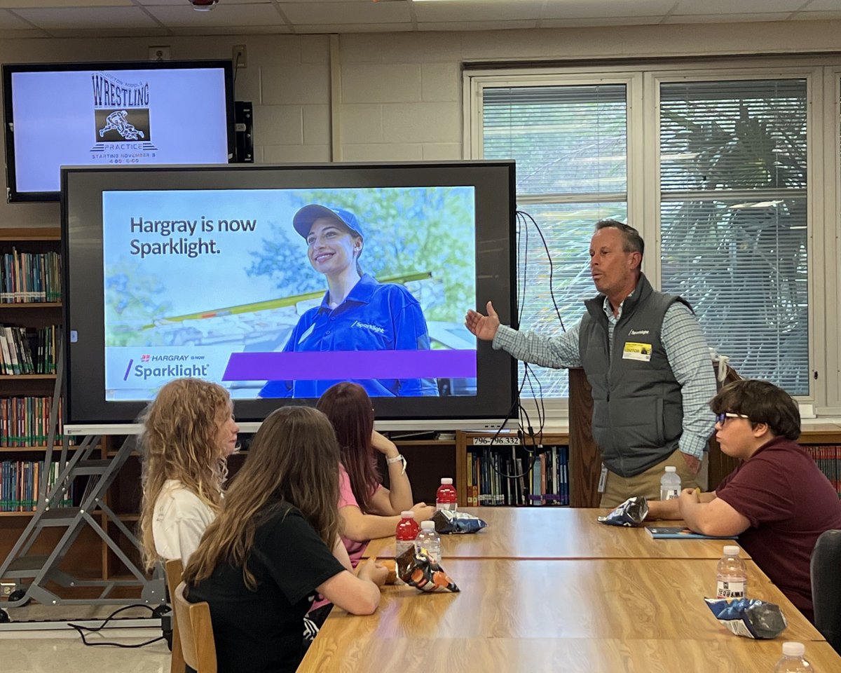 blufftonmiddle's tweet image. This week, some of the 8th grade students had the opportunity to learn more about working at Sparklight, thanks our Career Cafe guest speaker, Benny Mullins.