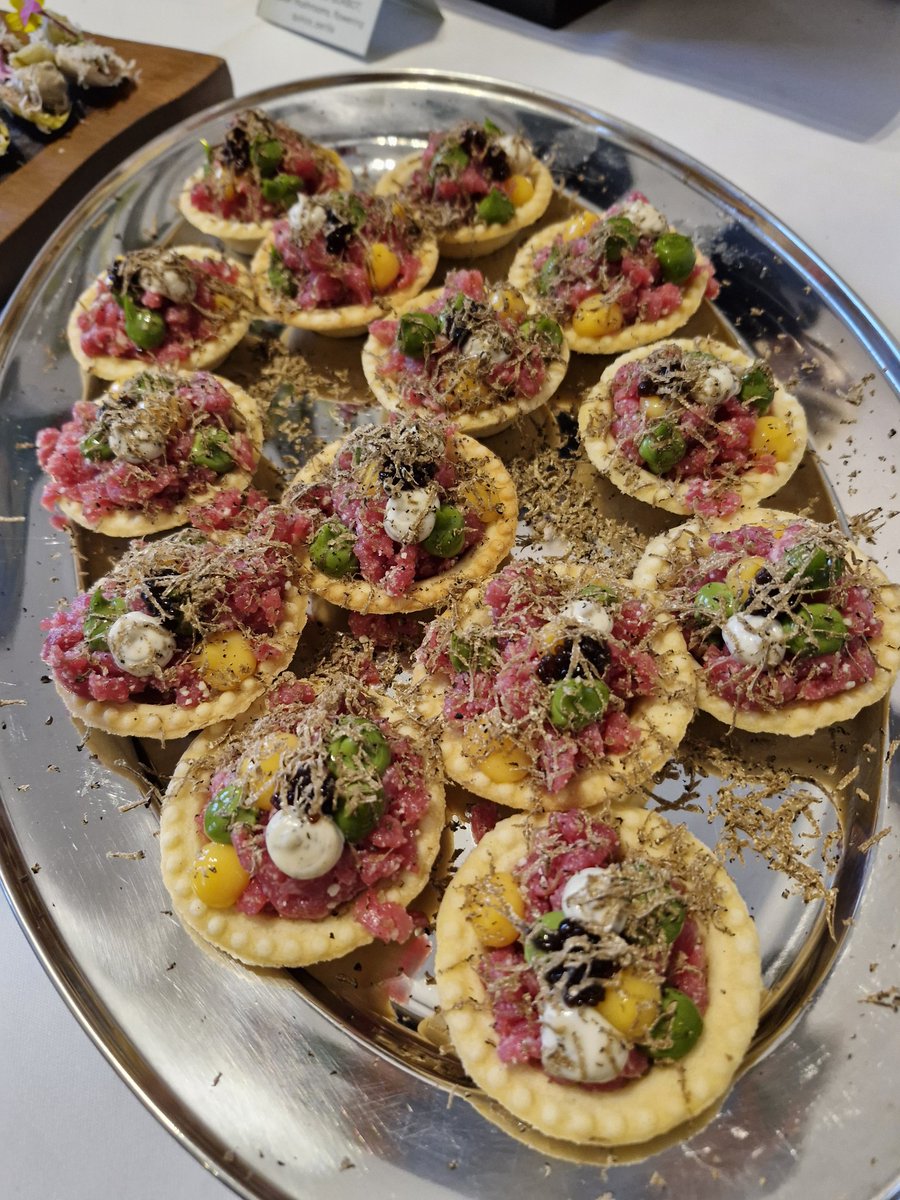 Vuoden herkullisin päivä: Tallinnan Ravintolaviikon avajaiset Raatihuoneella. Olen onnen tyttö, kun olen näin ylellisen tapahtuman kutsulistalla. Lämmin suositus taas kerran näille viikoille: tapahtuu kaksi kertaa vuodessa. Huomenna alkaa, kestää seitsemän päivää.
#tallinna