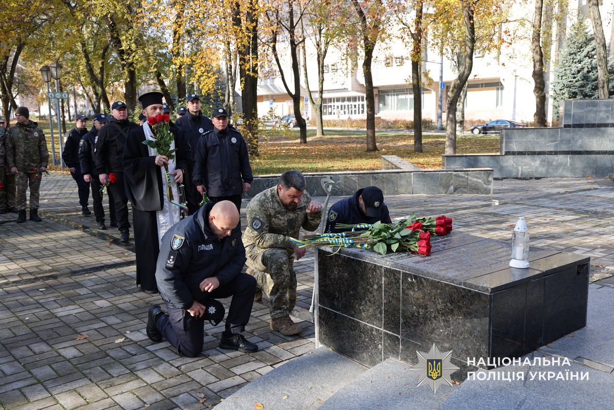 GUNP_Dnipro's tweet image. Поліцейські Дніпропетровщини вшанували пам’ять полеглих правоохоронців
Джерело: dp.npu.gov.ua/news/politseis…
@34_tv
@news112ua
@istv
#Поліція_на_війні #Дніпро #новини