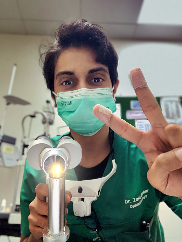 Zaid_Azhar's tweet photo. Let’s check your eyes 👀 #Ophthalmology #callweek #eye #slitlamp https://t.co/JRAtsAwxPI