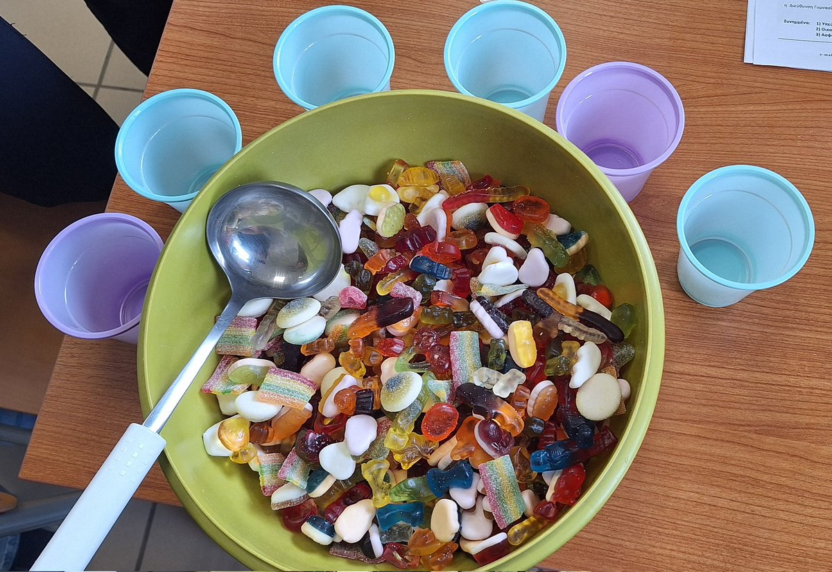 Candy salad bowl ζήτησαν τα παιδιά σήμερα λόγω Halloween και με τόση ζάχαρη νομίζω οι συνάδελφοι μετά από μένα πρέπει να μαρτύρησαν!