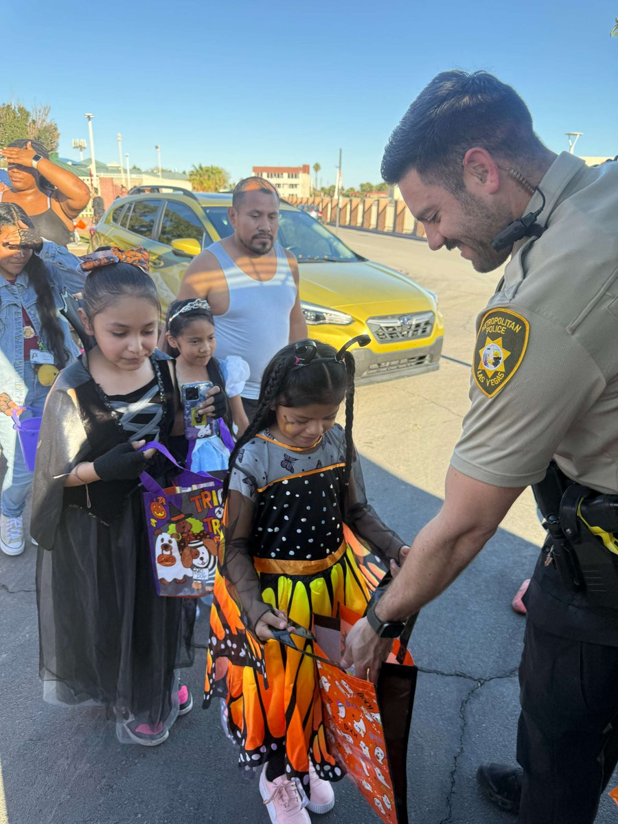 🎃🚓 We had a great time at the Cambridge Rec Center Trunk or Treat!
Thanks to everyone who stopped by for candy, costumes &amp; community fun. 👻🍬💙

#LVMPD #TrunkOrTreat #CommunityFirst #Halloween