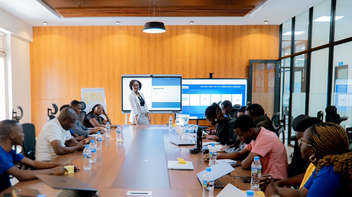 Kwigira ku bafite ubunararibonye! <a href="/IngabirePhioxy/">Phionah Ingabire</a> yatanze inama z'ingirakamaro ku iterambere ry'ubucuruzi kuri ba rwiyemezamirimo bato muri #TangiraStarUpTvContest.Ejo hazaza ni heza!