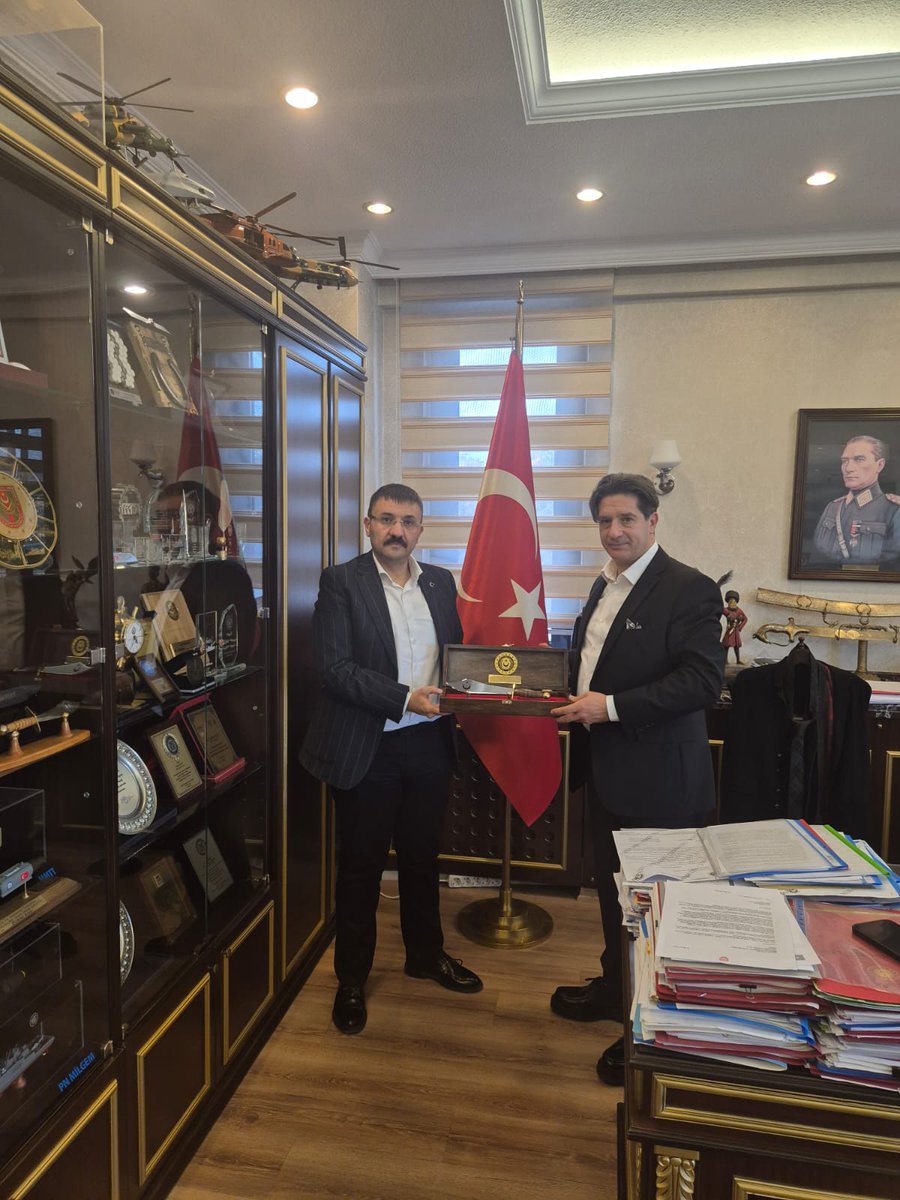 silehiasireti's tweet photo. Sılehi Aşireti Liderimiz Sn.Mehmet Alayı ATLI
Milli Savunma Bakanlığı Askeri Fabrikalar Genel Müdürü Sn.İmdat ERSOY'u makamında ziyaret ettiler
Sayın genel müdür Aşiret  liderimize ziyaretleri sırasında bir hediye taktim ettiler
Sayın genel müdürümüze Aşiret liderimize göstermiş oldukları yakın ilgi ve alakadan ötürü
Hediye taktimlerinden dolayı teşekkür ederiz
Rabbim Devletimize Zeval Vermesin🇹🇷🇹🇷🇹🇷🇹🇷
@tcsavunma