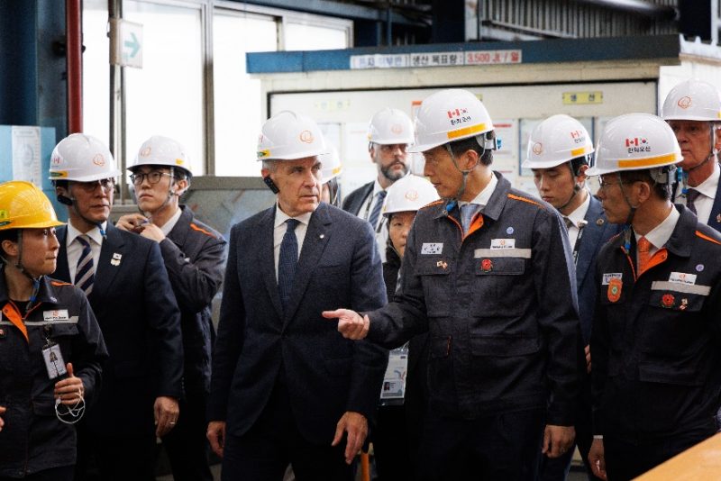 HanwhaCanada's tweet image. #NewsRelease: PRIME MINISTER OF CANADA VISITS HANWHA OCEAN SHIPYARD IN SOUTH KOREA Tours--KSS-III submarine that was recently launched for the Republic of Korea Navy and is one of the leading contenders for the #CPSP.  Read on: ow.ly/7jm650XkTyx