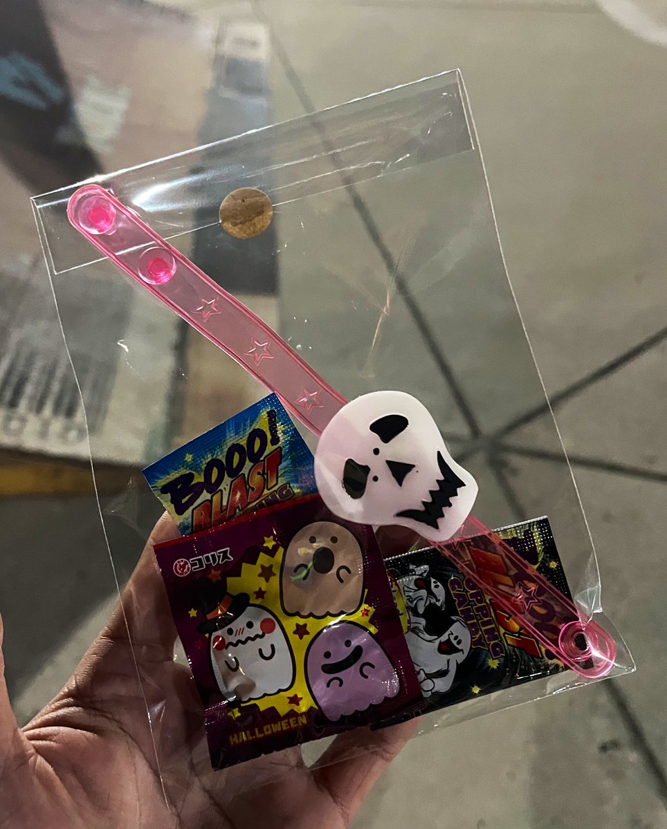 Lucky0611g's tweet image. 以前に家庭菜園で採れた野菜を知り合いにお裾分けしたら、ハロウィンにお菓子になって帰ってきた 

🫑🌶️🍅→✨🍭🍬🍫

お菓子の詰め合わせは見栄えが良くてアガる、最高 ✨🎃✨