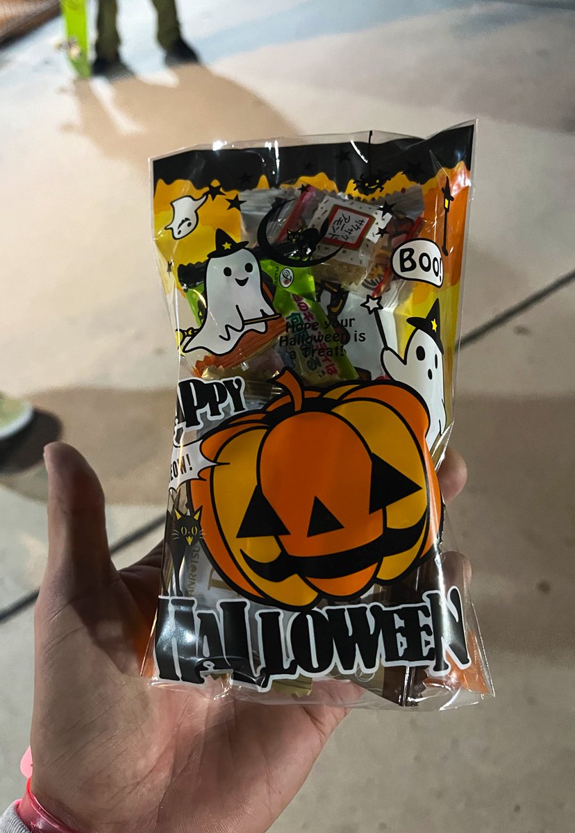 Lucky0611g's tweet image. 以前に家庭菜園で採れた野菜を知り合いにお裾分けしたら、ハロウィンにお菓子になって帰ってきた 

🫑🌶️🍅→✨🍭🍬🍫

お菓子の詰め合わせは見栄えが良くてアガる、最高 ✨🎃✨