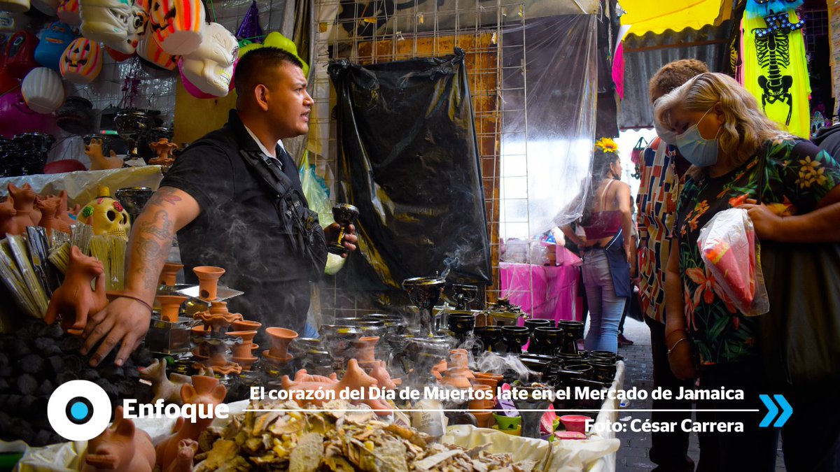 Reporte_Indigo's tweet photo. El corazón del Día de Muertos late en el Mercado de Jamaica. 🧡Aquí, la tradición se vende por mano llena y el recuerdo huele a flor recién cortada.
Fotografías: César Carrera.