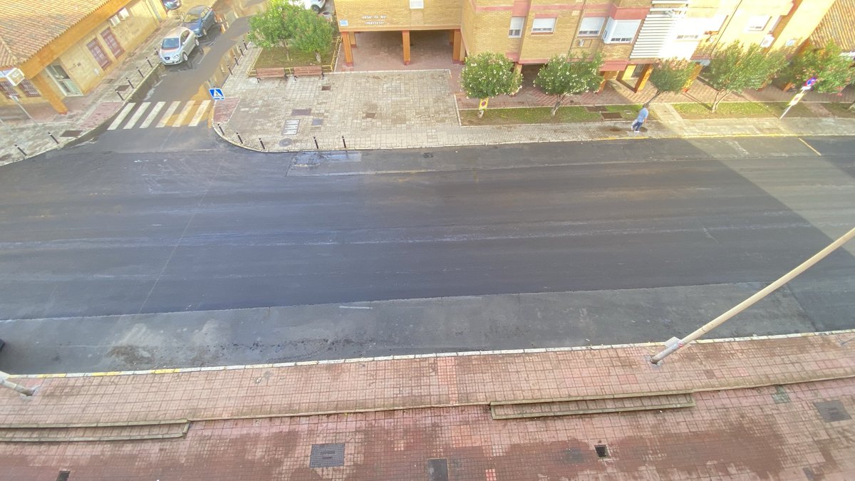 anhaga53's tweet photo. ⁦⁦⁦⁦@AytoHuelva⁩ #responsables estás son la chapuzas que esta haciendo la empresa #MEBI en la avenida Palomeque asfalto en trozos los laterales de la calzada sin asfaltar por favor ⁦@PilarMirandaPlt⁩ date un paseo por aquí o tu responsables 😡 https://t.co/0Mcnp79KAB