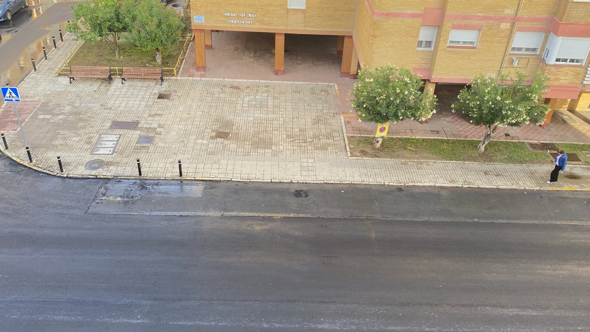 anhaga53's tweet photo. ⁦⁦⁦⁦@AytoHuelva⁩ #responsables estás son la chapuzas que esta haciendo la empresa #MEBI en la avenida Palomeque asfalto en trozos los laterales de la calzada sin asfaltar por favor ⁦@PilarMirandaPlt⁩ date un paseo por aquí o tu responsables 😡 https://t.co/0Mcnp79KAB