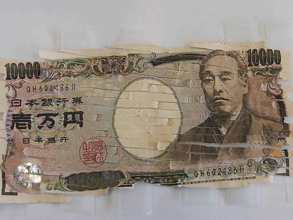 シュレッダ一の中身全部ひっくり返して必死につなげた