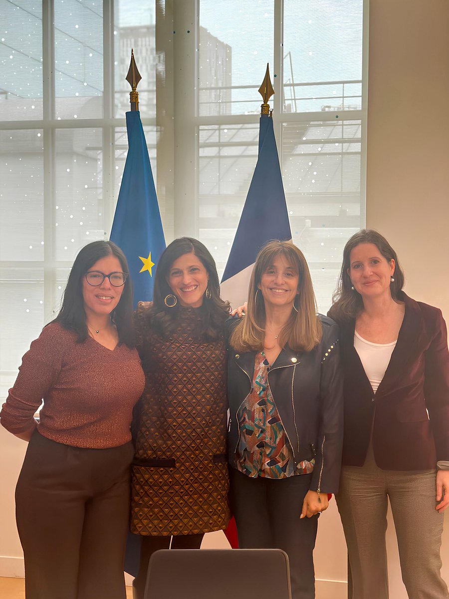 Heureuse de retrouver <a href="/CaroitEleonore/">Eleonore Caroit</a>, nouvelle ministre déléguée auprès du ministre de l’Europe et des Affaires étrangères, chargée de la Francophonie, des Partenariats internationaux et des Français de l’étranger, aux côtés de mes collègues <a href="/rousselotma/">Marie-Ange Rousselot</a> et @NathCogg.

➡️ De