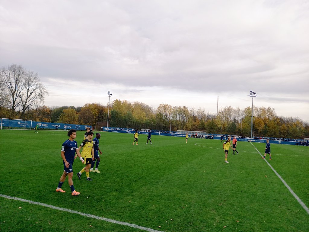 Mal schauen, was der Bochumer Nachwuchs so treibt. Zu Besuch beim Spiel der VfL U19 gegen den BVB. Mit Keumo und Meyer stehen auch zwei Jungprofis auf dem Rasen.