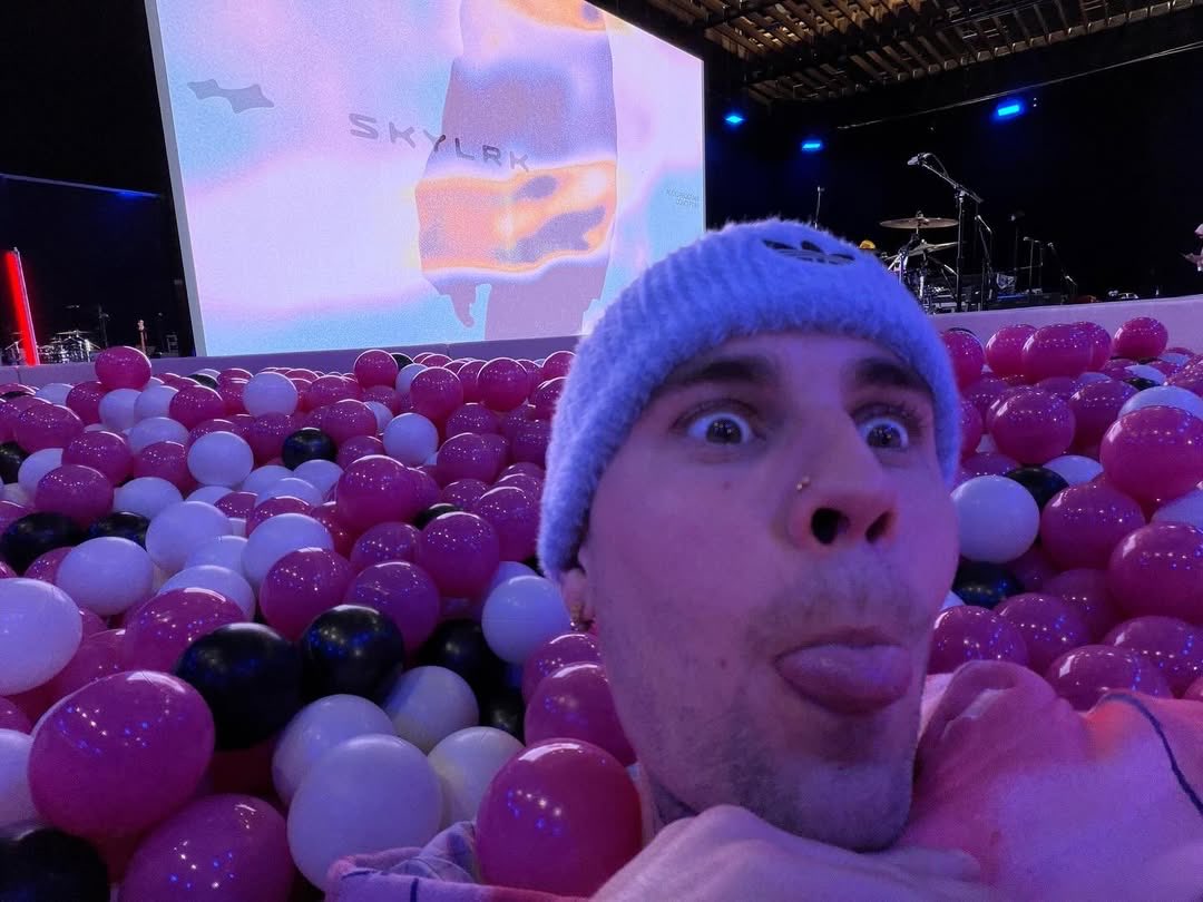 mojnote's tweet image. چیشد ک انقدر رد داد jb ؟