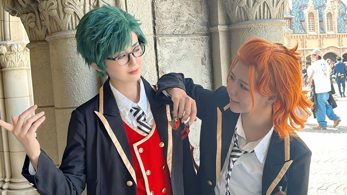 ⚠️cosplay⚠️

トレイ(<a href="/kiriusagi104/">霧＠低浮上</a> )
ケイト(<a href="/0ReNaa7/">れな</a> )

ケイト：「ねぇトレイ先輩、今日の紅茶、ちょっと甘めにしよっか？」
トレイ：「お前、またスイーツの撮影あるんじゃねぇの？」
ケイト：「バレた〜！でも先輩の紅茶が一番映えるんだよ♪」

Dハロ今年は一回しか💦来年は😤
#Dハロ仮装2025