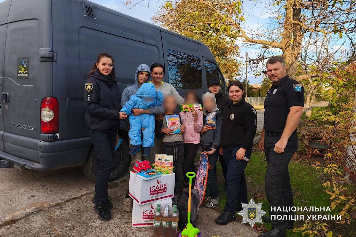 GUNP_Dnipro's tweet image. Поліцейські Кривого Рогу спільно з представниками «Капеланського патруля» відвідали багатодітні родини внутрішньо переміщених осіб
Джерело: dp.npu.gov.ua/news/politseis…
@34_tv
@news112ua
@istv
#Поліція #Дніпро #новини