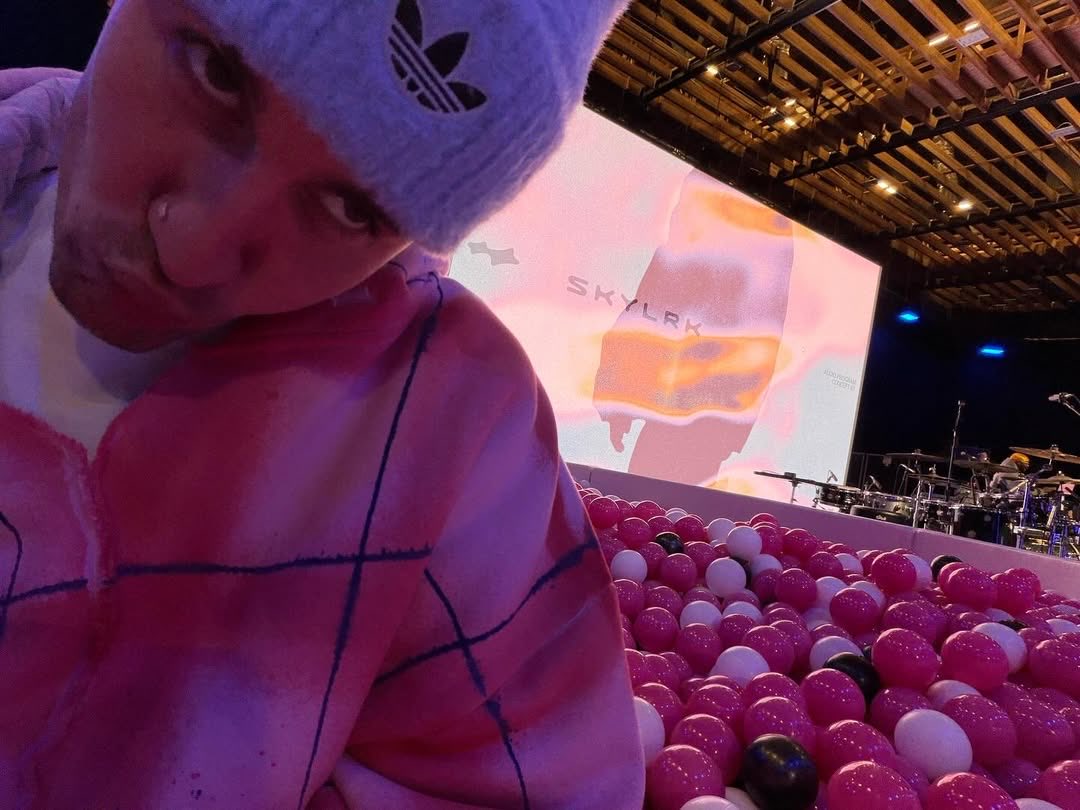 mojnote's tweet image. چیشد ک انقدر رد داد jb ؟