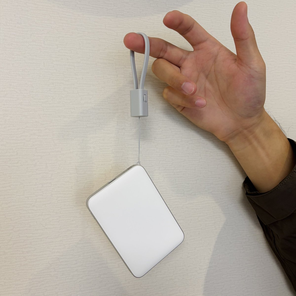 Compré una batería externa muy delgada de 22,5 W con cable incorporado, para poder llevarla en el bolsillo cuando salgo