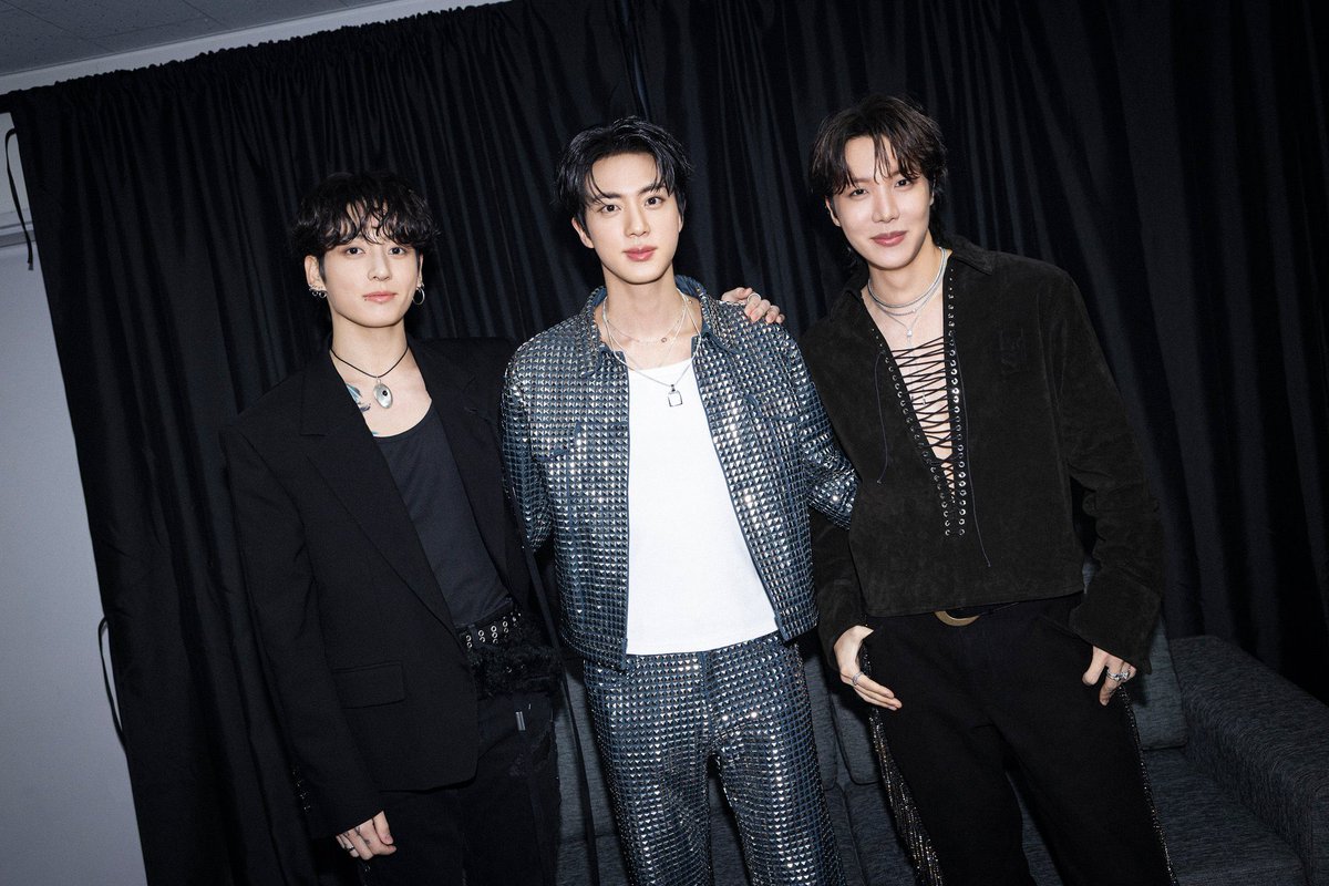 3J หล่อสร้างเรื่องมาก ยกให้เป็นภาพรวมความสูงสุดยอดพีระมิดแห่งความผัดสัว คือหล่ออะไรขนาดนั้นอะ 3 สไตล์ไม่ทับไลน์กัน