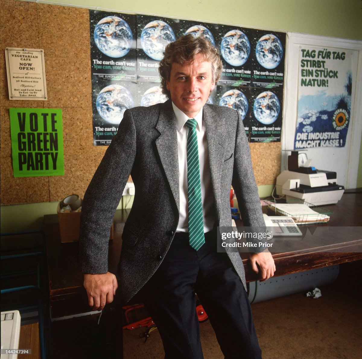 shitbritishpics's tweet image. English writer and broadcaster David Icke, posed in his office in South London (1987)