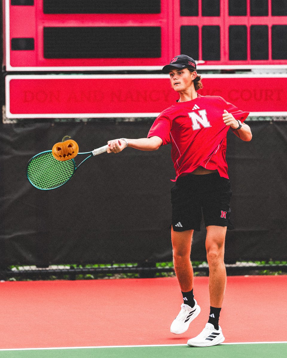 When your tennis balls turn into pumpkins… must be Halloween! 👻🎃