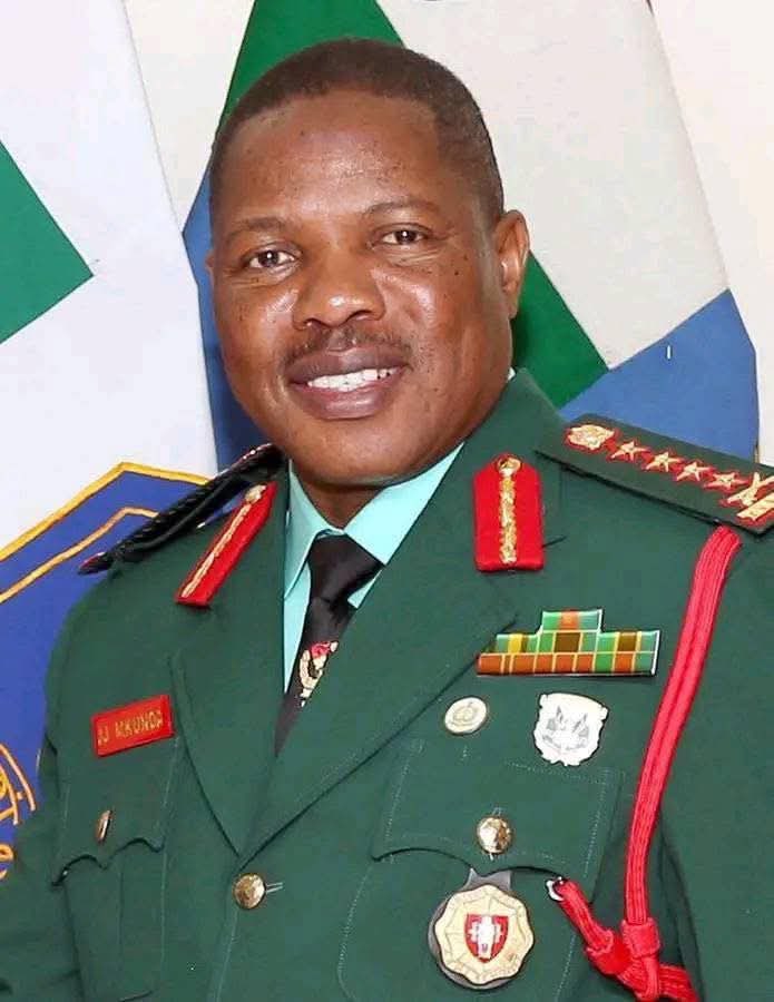 KimKimuntu's tweet photo. #TANZANIE : Le Général Jacob J. Mkunda a déclaré qu'n m’a offert 1.000.000 $ et une Maison si je me retournais contre le PEUPLE de Tanzanie quand ils commenceraient à protester.
Mais quand mes troupes ont défilé avec des tanks et des canons à eau chargés de gaz lacrymogène pour disperser des citoyens qui demandaient seulement la liberté, j’ai regardé l’équipement militaire vétuste, d’occasion et j’ai pensé : l’argent public a été détourné.
Pourquoi trahir ceux que je suis censé protéger  leurs vies, leurs biens, leur avenir ?
J’ai choisi de me tenir aux côtés du PEUPLE. »

Texte d’accompagnement : «Le devoir d’un soldat, c’est de protéger la nation. Quand les institutions faiblissent, le choix moral devient évident. Honneur à ceux qui choisissent la dignité.